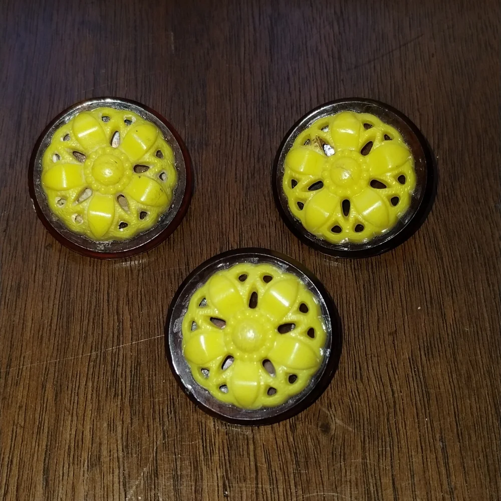 3 Yellow Floral Buttons